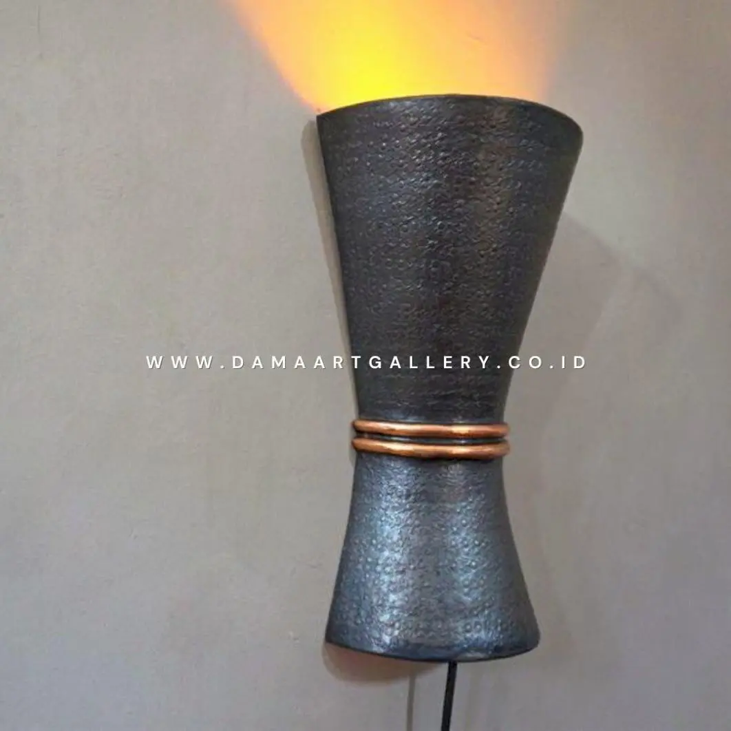 Lampu dinding tembaga motif batu